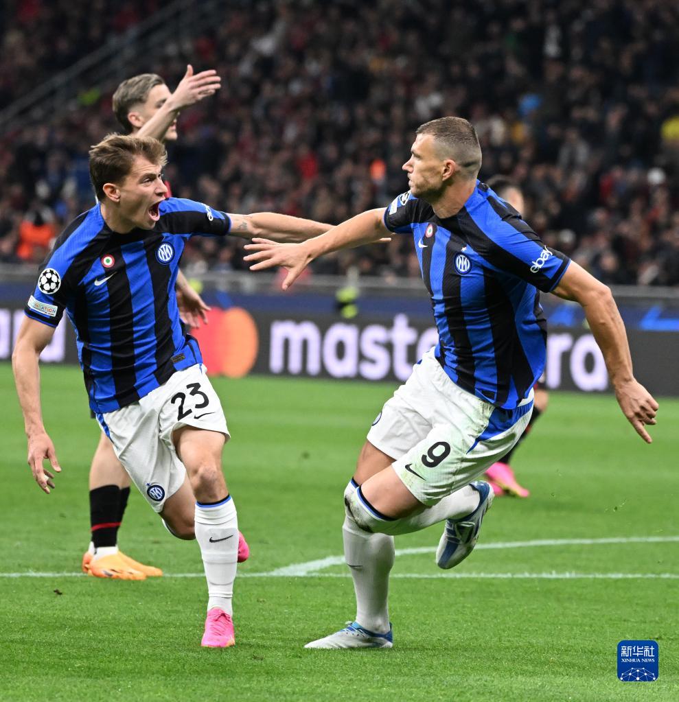 经典再现，皇家社会前锋巴雷内切亚半场吊射破门（半场神仙球！皇家社会前锋巴雷内切亚中圈吊射破网）