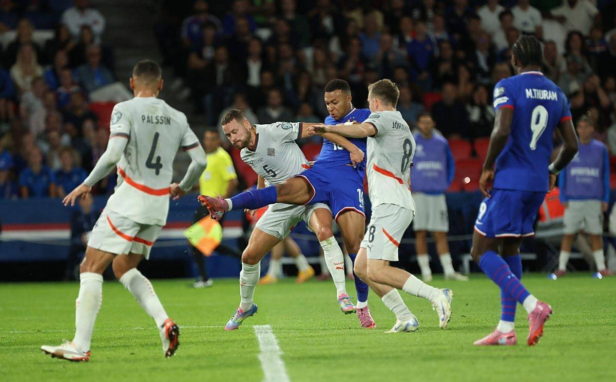 亚洲冠军又输了，一胜难求排名垫底，球迷吐槽：怎么进的世界杯？（亚洲冠军再败仍零胜垫底，球迷吐槽：这也能进世界杯？）