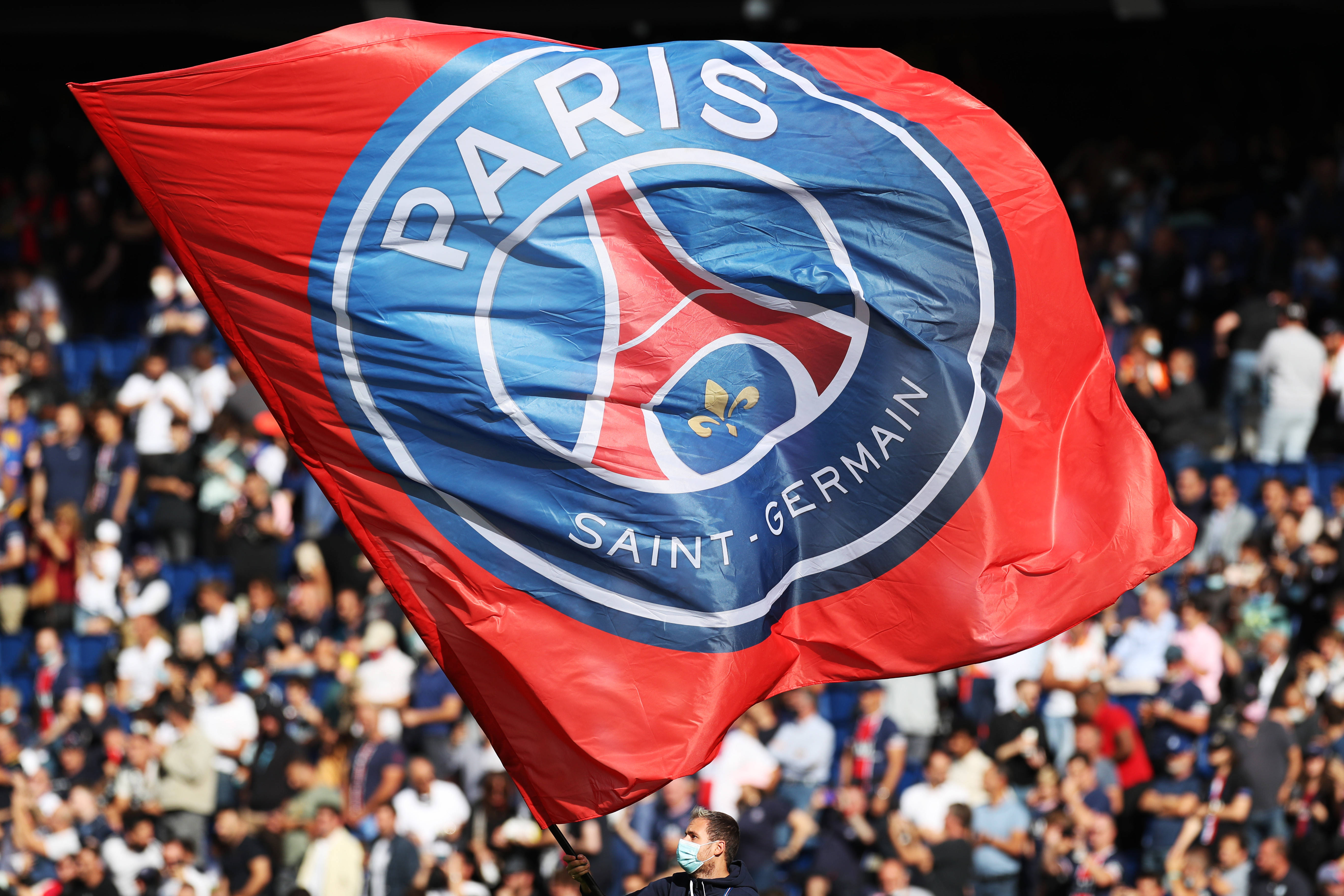 莱万压哨破门帮助巴萨取关键三分（莱万读秒绝杀助巴萨拿下宝贵三分）