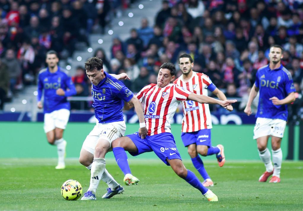 53岁齐达内上海街头踢毽子，与大妈迅速融入展现高球商风采（53岁齐达内现身上海街头踢毽子，与大妈打成一片尽显高球商）